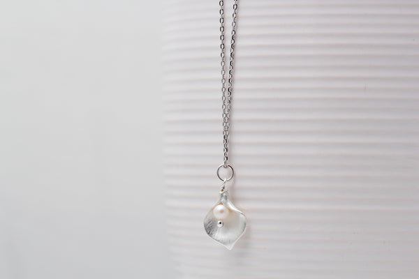 『TAKA ORIGINAL』Calla Lily Drift Necklace Calla Lily Drift Necklace – TAKA ORIGINAL LIMITED